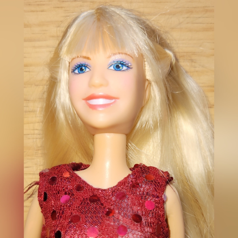HANNAH MONTANA Singing Doll Xmas Song Acceptable Condition Sequins Studs